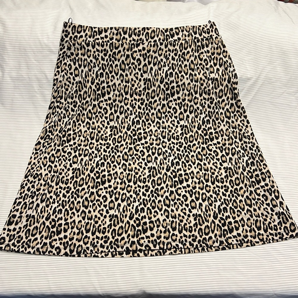NWT light and stretchy leopard skirt